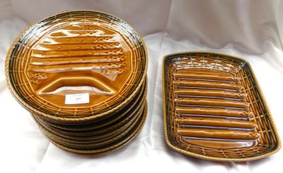 beaucoup d'assiettes et de plateaux posés sur une table