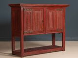 une vieille armoire en bois à deux portes, avec une étagère en dessous