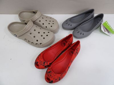 Plusieurs paires de chaussures sont alignées sur une surface blanche