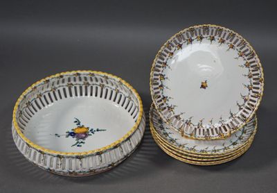 deux assiettes aux bords dorés et un bol orné de fleurs