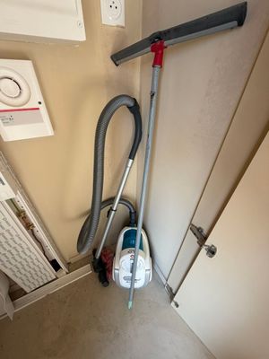 un aspirateur qui se trouve dans le coin d'une pièce