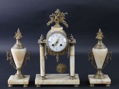 Garniture de cheminée en onyx et laiton comprenant une pendu… - Photo 1