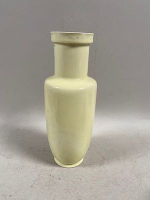 un vase blanc posé sur une table