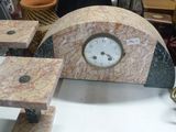 une horloge posée sur une table