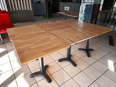 une table entourée de quatre chaises
