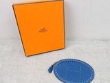 une boîte orange et bleue, avec un porte-clés posé à côté