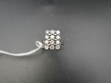 gros plan d'une bague en diamant sur une surface noire