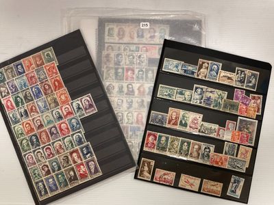 deux dossiers portant des timbres, posés sur une table