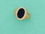 une image représentant une bague en or sertie d'une pierre noire
