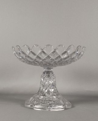 un gros plan d'un saladier en verre transparent posé sur une table