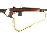 un vieux fusil auquel est attaché un cordon jaune