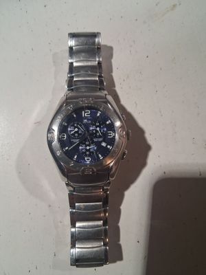 une montre posée sur une table
