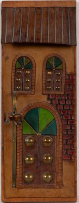 une petite boîte en bois munie d'une porte et d'une fenêtre
