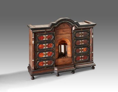 une vieille armoire en bois abritant une cheminée