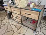 une grande commode en bois avec des tiroirs, sur laquelle est posé un sac