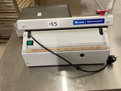 une machine posée sur une table dans la cuisine