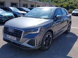 L'Audi QX est garée sur un parking, à côté d'autres voitures.