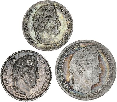 trois pièces d'argent sur lesquelles figurent respectivement la tête d'une femme et celle d'un homme