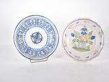 deux petites assiettes ornées de motifs, posées sur une surface blanche
