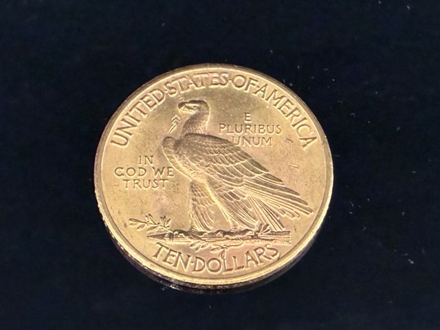 Une pièce de monnaie en or à valeur faciale de 10 Dollars Indian ...