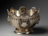 un bol ancien en argent orné d'un motif décoratif sur le bord