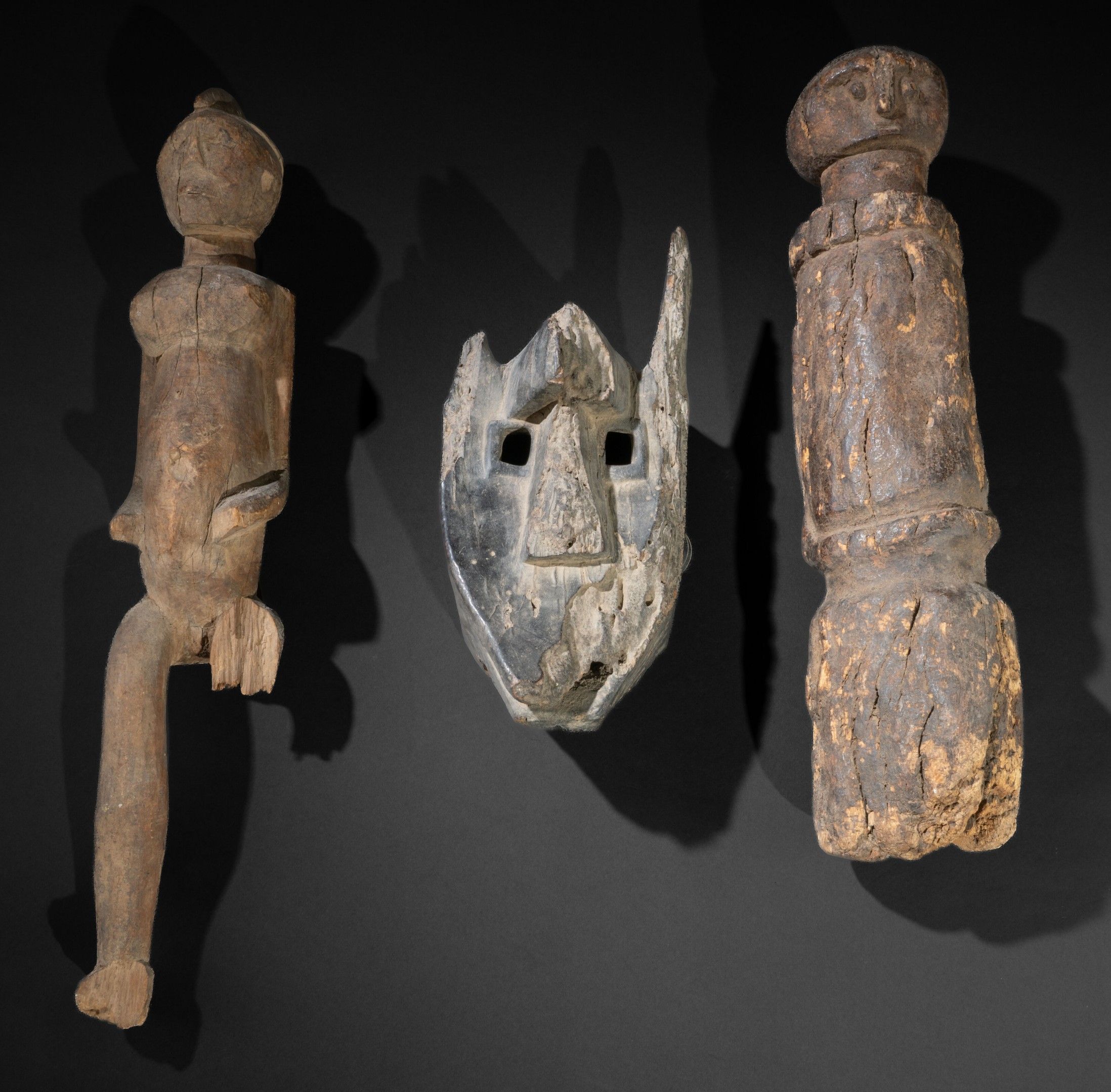 AFRIQUE DE L'OUEST - Lot composé : Une statue en bois lourd Bateba Lobi. Jambe gauche accidentée et manquante. H. 64c...
