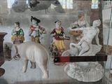 de nombreuses figurines exposées dans une vitrine