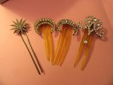 trois peignes dorés et une broche en forme d'étoile sur un fond rose