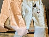 deux paires de pantalons posées sur une palette