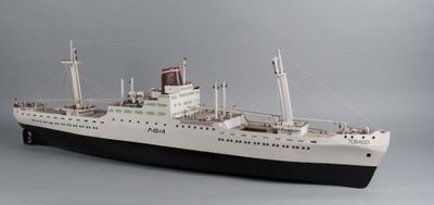 la maquette d'un grand bateau posée sur une surface grise