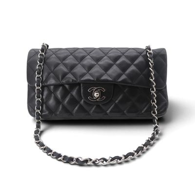 Sac Chanel noir à rabat en cuir d'agneau matelassé, avec bandoulière en chaîne