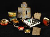 de nombreux objets posés sur une table noire