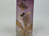 un vase en verre violet orné d'un motif doré