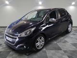 la petite voiture bleue est garée dans une pièce au sol à carreaux