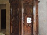une grande armoire en bois au milieu d'un salon