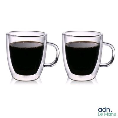 deux tasses de café posées l'une à côté de l'autre sur une table