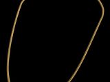 un collier en or sur fond noir