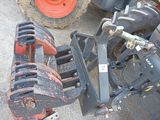 une image montrant un gros plan d'une fourche et d'un tracteur
