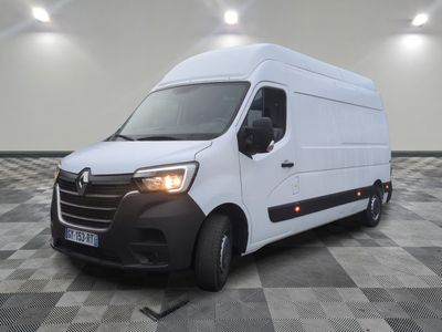 la photo d'une camionnette blanche sur un sol en damier
