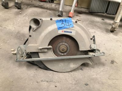 a circular saw sitting on the ground in the garage