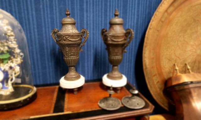 Paire de vases couverts de style Louis XVI
