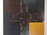 une peinture abstraite représentant une croix sur un mur blanc dans une pièce