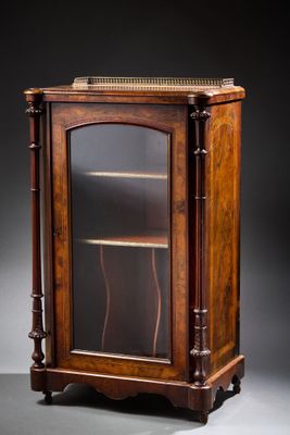 une vieille armoire en bois avec une porte vitrée et une étagère