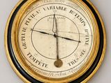une horloge accrochée au mur de la pièce