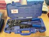une mallette bleue contenant des outils, posée sur une table