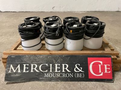six fûts de bière posés sur une caisse en bois