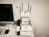 un bureau sur lequel se trouvent un ordinateur, un clavier, une souris et d'autres appareils électroniques