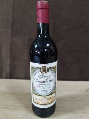 une bouteille de vin posée sur une table