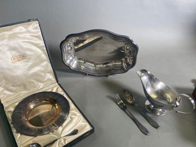 un plateau en argent avec une cuillère, une cuillère et un repose-cuillère posés sur une table