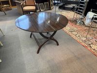 Table basse pliante, bois mouluré et lien cuir, travail prob…